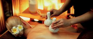 In der Ayurveda-Medizin geht es auch um Massagen und Manualtherapie.