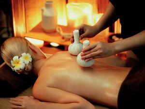 In der Ayurveda-Medizin geht es auch um Massagen und Manualtherapie.