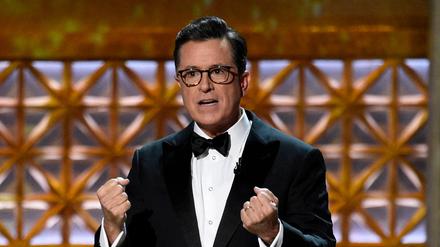 Moderator Stephen Colbert spricht auf der Verleihung der 69. Emmy Awards (Archivbild).