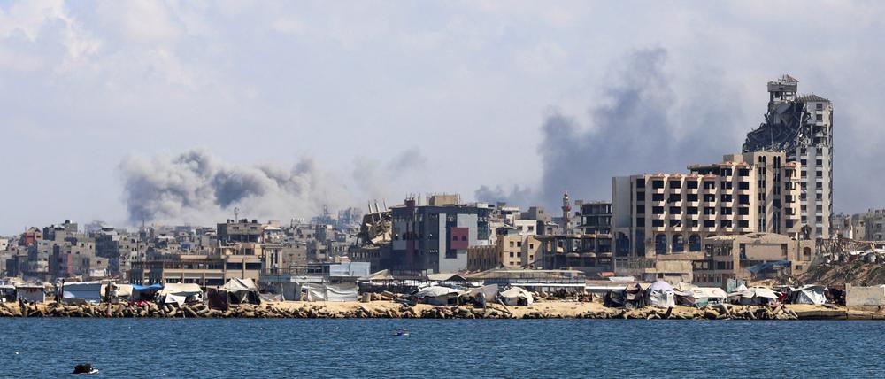 Rauch steigt nach israelischen Angriffen während einer Militäroperation in Gaza-Stadt am 19. September 2025 auf (Symbolbild).