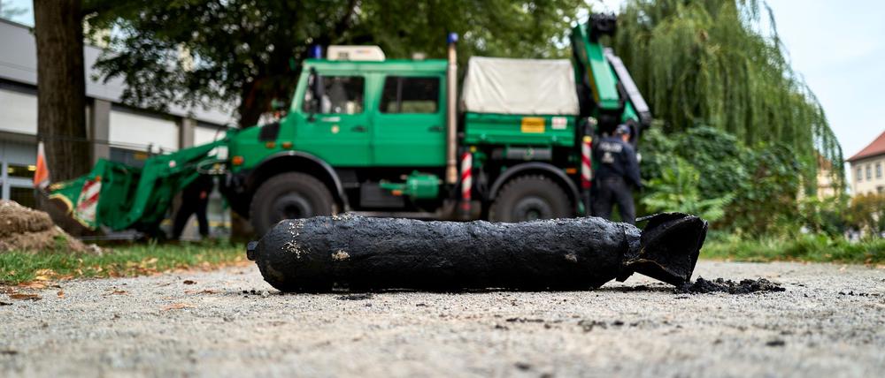 Die Weltkriegsbombe, nachdem Taucher der Berliner Polizei sie an Land gebracht haben.
