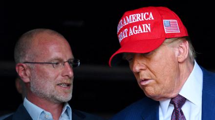 Brendan Carr (links) im Gespräch mit US-Präsident Donald Trump. 