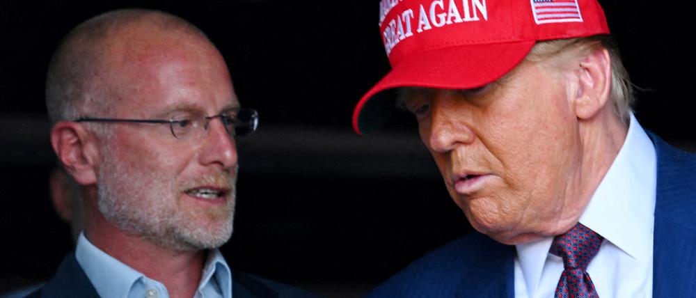Brendan Carr (links) im Gespräch mit US-Präsident Donald Trump.