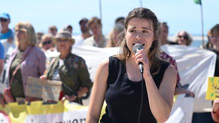 Luisa Neubauer spricht auf der Fridays for Future Demonstration auf Borkum.