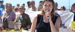 Luisa Neubauer spricht auf der Fridays for Future Demonstration auf Borkum.