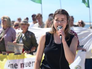 Luisa Neubauer spricht auf der Fridays for Future Demonstration auf Borkum.