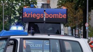 Einsatzkräfte der Polizei sichern den Bereich um den Fundort einer Weltkriegsbombe in Spandau