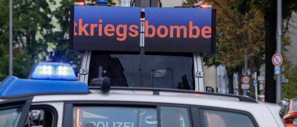 Einsatzkräfte der Polizei sichern den Bereich um den Fundort einer Weltkriegsbombe in Spandau