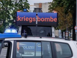 Einsatzkräfte der Polizei sichern den Bereich um den Fundort einer Weltkriegsbombe in Spandau