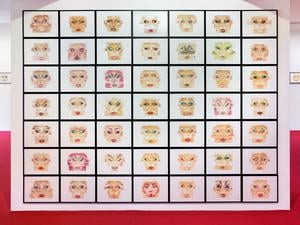 Ein Teil der Gesichtsabdrücke von Meo Wulf in ihrer Ausstellung: „Death to all of them“.