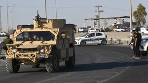 Die israelische Polizei sichert den Eingang zum Grenzübergang King Hussein Bridge, Allenby Bridge, nach Jordanien.