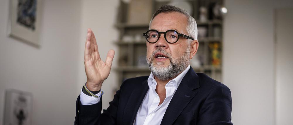 „Scholz hatte eine Elefantenhaut, die mir fehlte“ – Michael Roth, SPD, ehemaliges Mitglied des Deutschen Bundestages, aufgenommen im September 2025 im Rahmen eines Interviews in seiner Wohnung in Berlin.