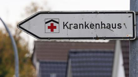 Ein Hinweisschild mit der Aufschrift „Krankenhaus“ weist an einer Straße den Weg zu einer Klinik.