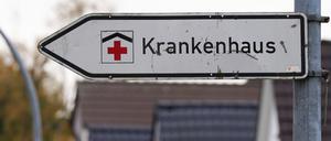 Ein Hinweisschild mit der Aufschrift „Krankenhaus“ weist an einer Straße den Weg zu einer Klinik.