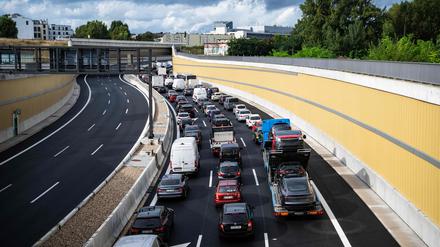Stau auf dem neuen Teilstück der A100 in Richtung Treptow.