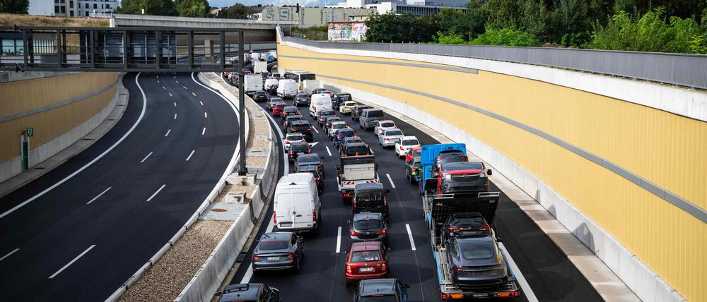 Stau auf dem neuen Teilstück der A100 in Richtung Treptow.