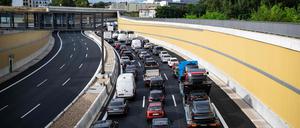 Stau auf dem neuen Teilstück der A100 in Richtung Treptow.