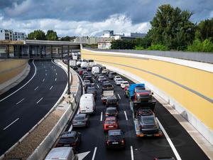 Stau auf dem neuen Teilstück der A100 in Richtung Treptow.