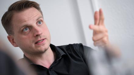Linken-Chef Maximilian Schirmer nimmt sich ein Jahr vor der Abgeordnetenhauswahl das Thema Mieten und Wohnen vor. (Archivbild)