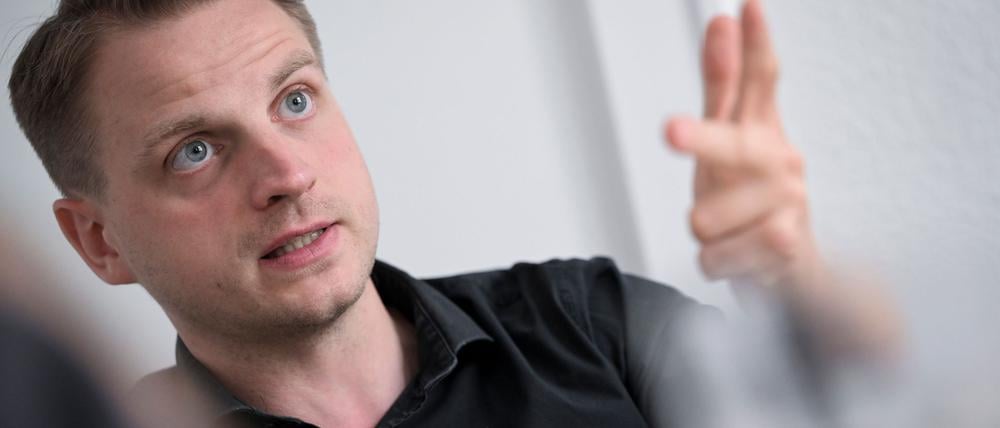 Linken-Chef Maximilian Schirmer nimmt sich ein Jahr vor der Abgeordnetenhauswahl das Thema Mieten und Wohnen vor. (Archivbild)