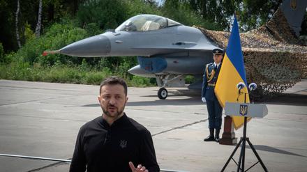 Der ukrainische Präsident Wolodymyr Selenskyj hat Waffenexporte zur Finanzierung der eigenen Rüstungsindustrie angekündigt. (Archivbild)