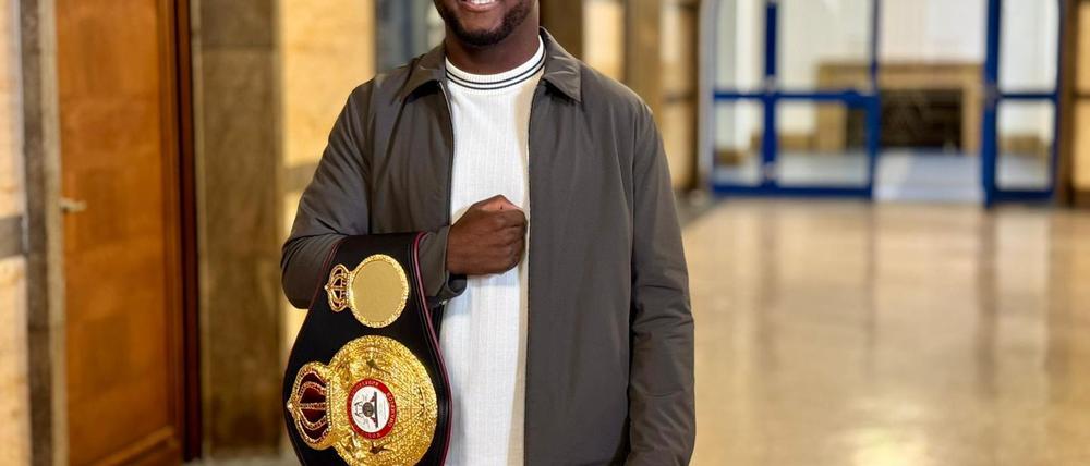 Der Boxprofi Abass Baraou mit dem Interimsweltmeistertitel des Verbands WBA.