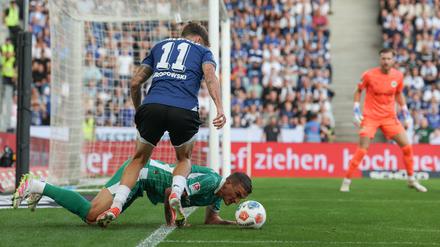 Der Fürther Innenverteidiger Philipp Ziereis am Boden stört den Bielefelder Mittelstürmer Joel Grodowski.