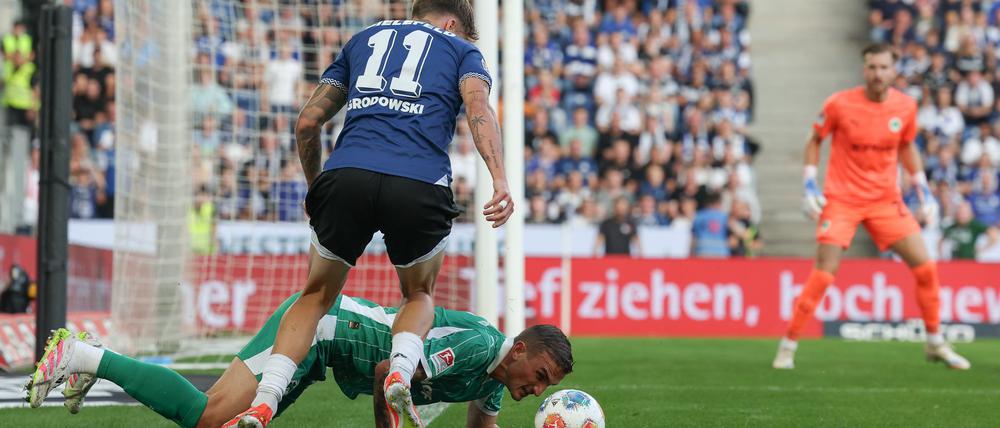 Der Fürther Innenverteidiger Philipp Ziereis am Boden stört den Bielefelder Mittelstürmer Joel Grodowski.