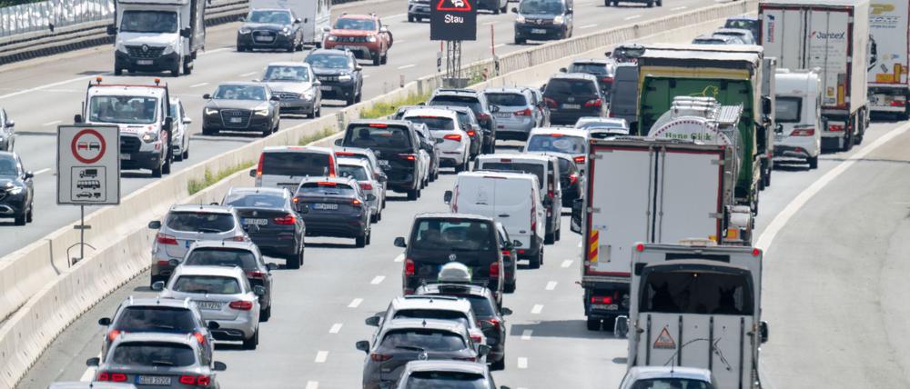 Der ADAC kritisiert die vom Bundesverkehrsministerium genannten Finanzlücken für Autobahnen und Bundesstraßen. (Symbolbild)