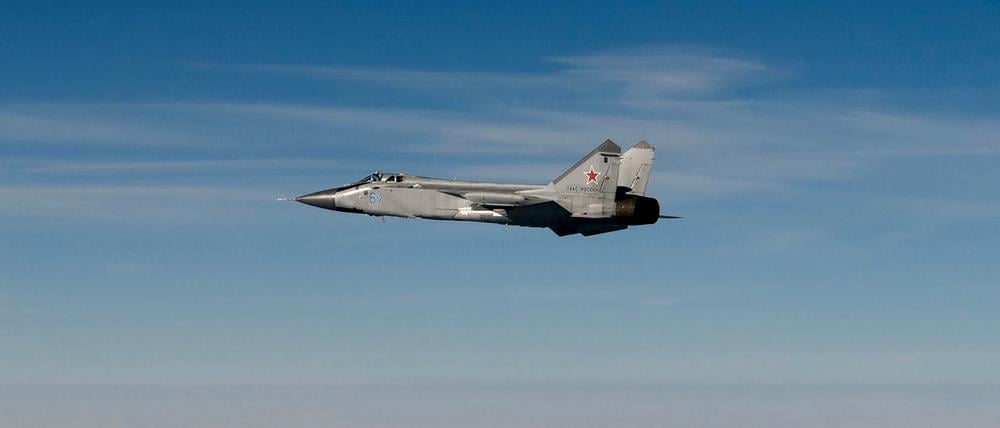 Dieses am 19. September 2025 von der schwedischen Luftwaffe veröffentlichte Handout-Bild zeigt einen russischen MIG-31-Kampfjet über der Ostsee, nachdem er den estnischen Luftraum verletzt hat. 