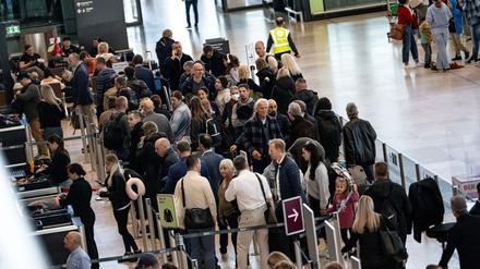 Passagiere müssen am Flughafen BER Geduld mitbringen. (Archivbild)