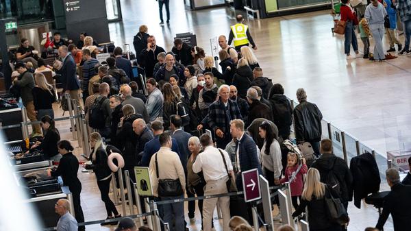 Passagiere müssen am Flughafen BER Geduld mitbringen. (Archivbild)