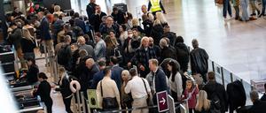 Passagiere müssen am Flughafen BER Geduld mitbringen. (Archivbild)