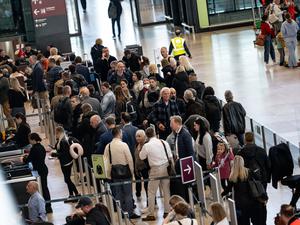 Passagiere müssen am Flughafen BER Geduld mitbringen. (Archivbild)