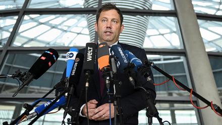 SPD-Co-Chef Lars Klingbeil gibt ein Statement.
