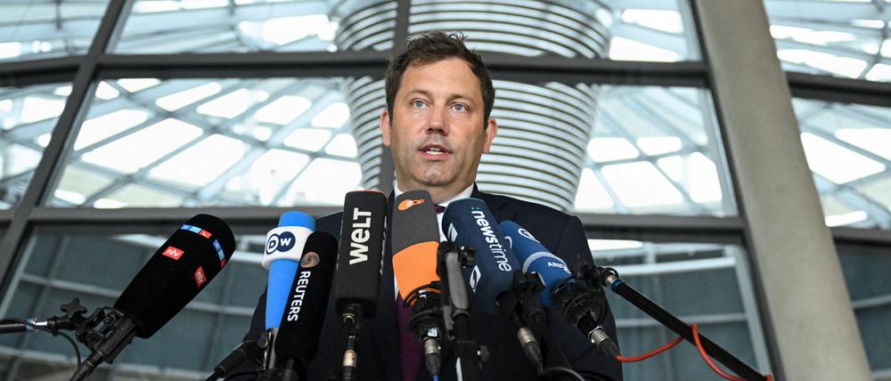 SPD-Co-Chef Lars Klingbeil gibt ein Statement.
