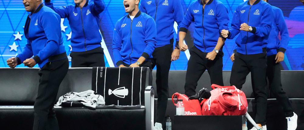 Team Europa mit dem Deutschen Alexander Zverev (4. v. l.) liegt beim Laver Cup gegen Team Welt in Führung.
