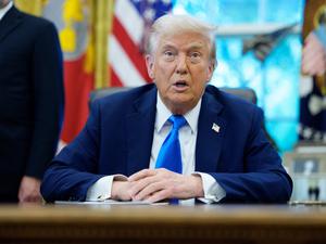 Donald Trump sitzt im Weißen Haus.