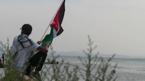 Tunesier mit palästinensischer Flagge am Strand von Sidi Bou Said (Symbolbild).