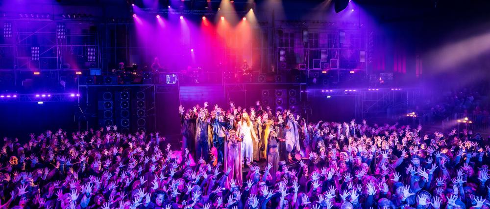 Szene aus dem Musical „Jesus Christ Superstar“, Inszenierung der Komischen Oper im Hangar 4 des ehemaligen Flughafens Tempelhof (Regie: Andreas Homoki).