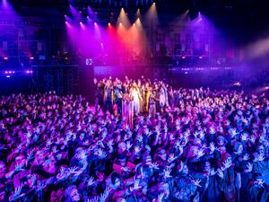 Szene aus dem Musical „Jesus Christ Superstar“, Inszenierung der Komischen Oper im Hangar 4 des ehemaligen Flughafens Tempelhof (Regie: Andreas Homoki).