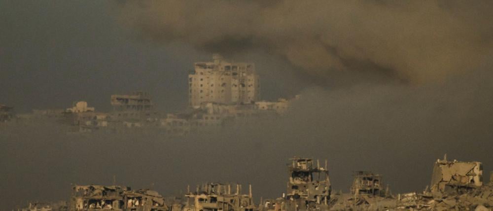 In der Trümmerwüste der Stadt Gaza sollen sich geschätzt noch etwa 500.000 Zivilisten aufhalten. Sie sind den israelischen Angriffen auf Reste der Terrororganisation Hamas weitgehend schutzlos ausgeliefert. Israel fordert sie fast täglich zur Flucht auf, aber viele wollen oder können das nicht mehr.