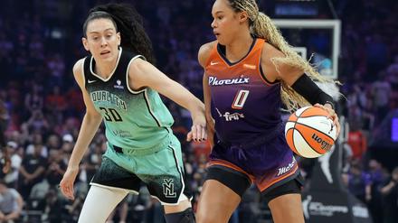 Nationalspielerin Satou Sabally (r) hatte großen Anteil am Weiterkommen von Phoenix in den WNBA-Playoffs.