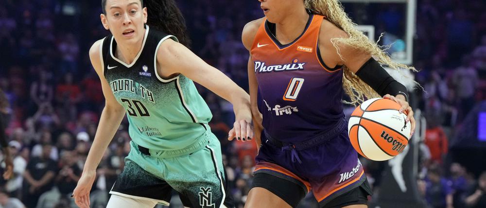 Nationalspielerin Satou Sabally (r) hatte großen Anteil am Weiterkommen von Phoenix in den WNBA-Playoffs.