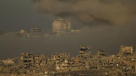 Nach einem israelischen Militärschlag im nördlichen Gazastreifen stehen die bei Boden- und Luftangriffen zerstörten Gebäude in dichten Rauchschwaden.