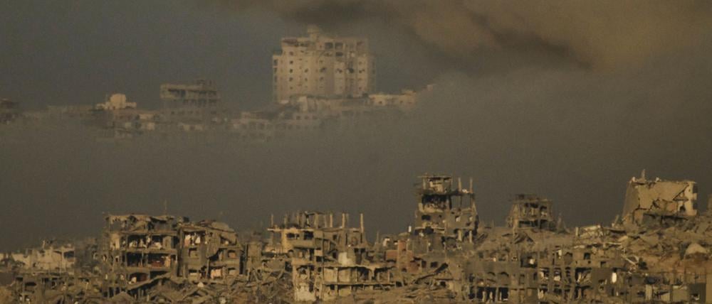 Nach einem israelischen Militärschlag im nördlichen Gazastreifen stehen die bei Boden- und Luftangriffen zerstörten Gebäude in dichten Rauchschwaden.