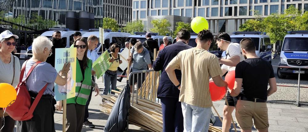 Abtreibungsgegner versammeln sich auf dem Washingtonplatz vor dem Berliner Hauptbahnhof für eine Demonstration mit dem Namen „Marsch für das Leben“.