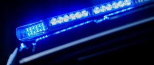 Ein leuchtendes Blaulicht auf einem Polizeifahrzeug. 