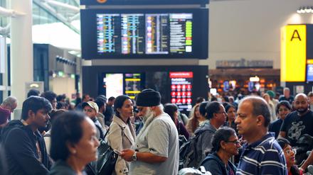 Wartende am Londoner Flughafen Heathrow.