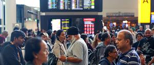 Wartende am Londoner Flughafen Heathrow.